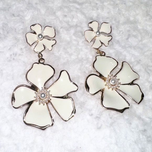 White Enamel & Gold-toned Dogwood Flower Statement Dangle Drop Earrings - Picture 2 of 3
